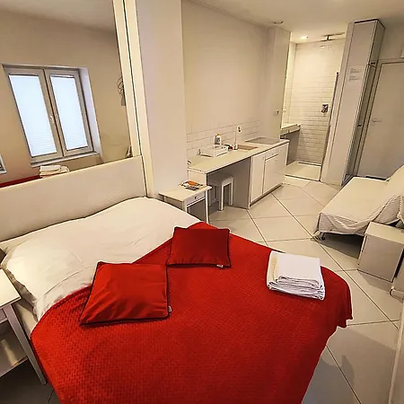 Mirror كراكوفيا